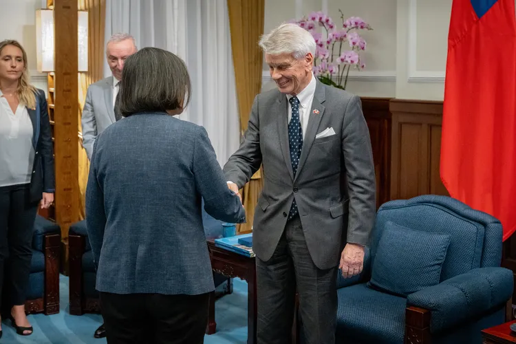 蔡英文感謝理查對於深化台法關係的貢獻。府提供