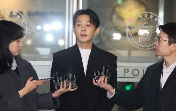 劉亞仁3月27日現身到警局應訊。韓聯社