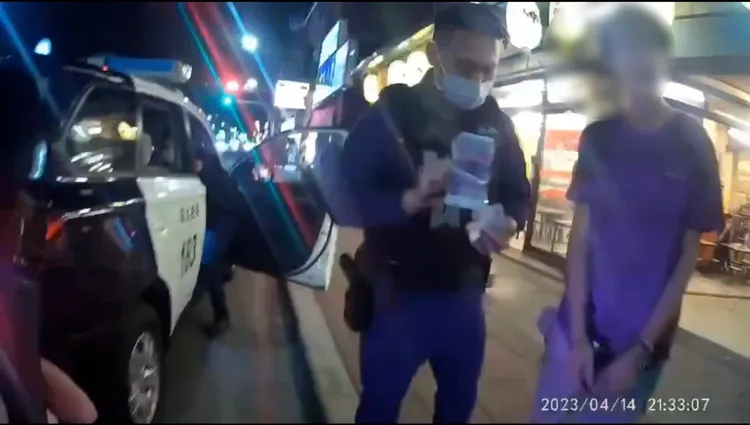 警方將李男上銬。新北市保大提供