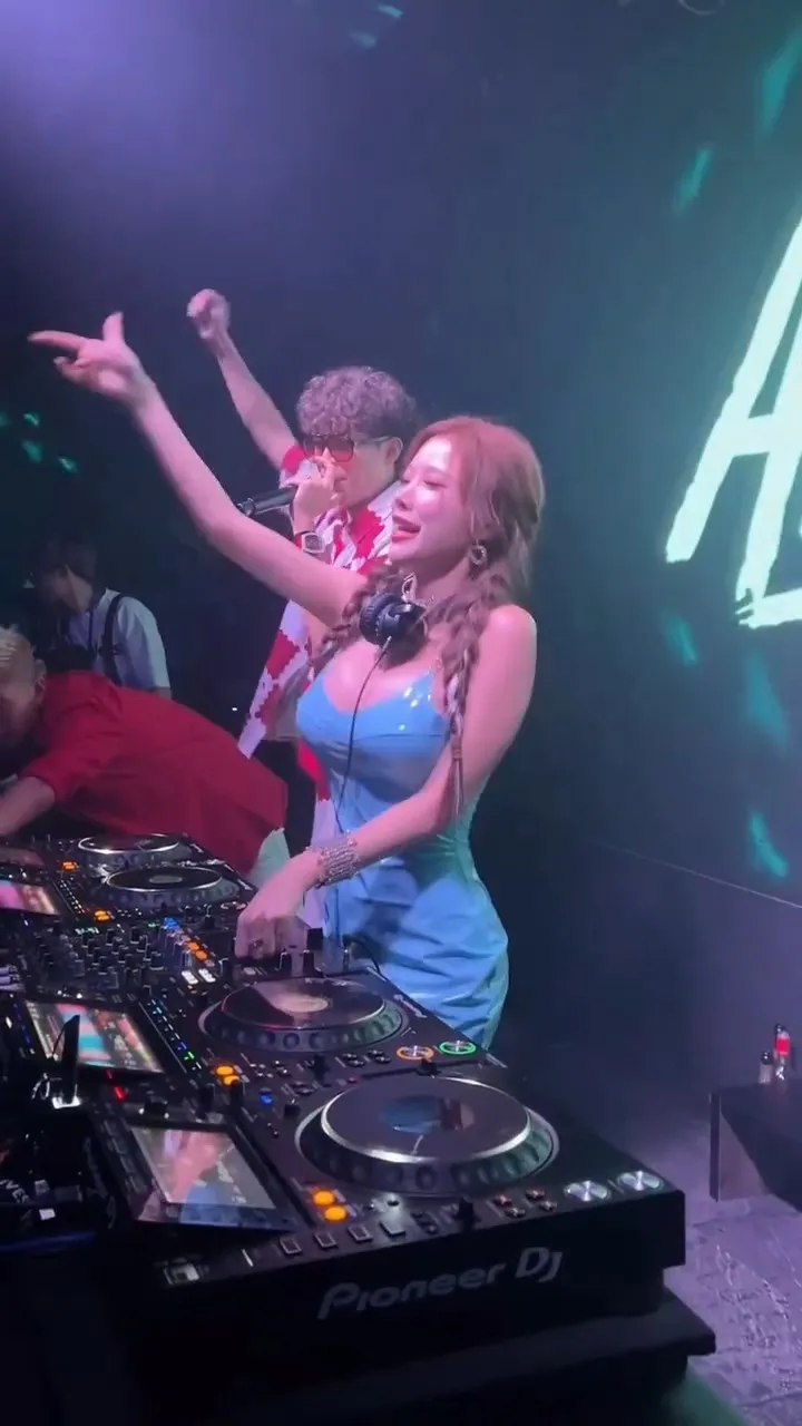 藍星蕾賣力做好DJ工作，隨音樂節奏擺動、波濤洶湧。翻攝自藍星蕾IG