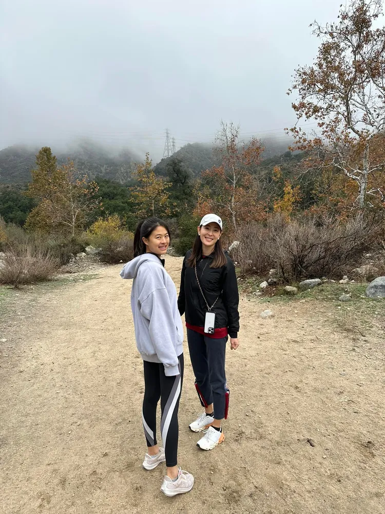 母女休閒裝扮。翻攝臉書「賈永婕的跑跳人生」