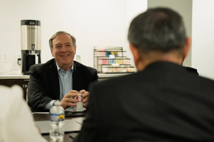 柯文哲見龐培歐的行程，事前保密到家。柯辦提供