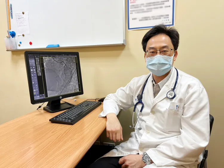 孫德光醫師說，抽菸、缺乏運動、肥胖及三高慢性病民眾，是心肌梗塞的高危險群。醫院提供