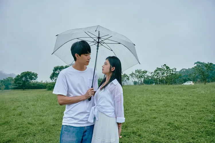 蔡凡熙（左）、何藍逗分享拍攝趣事。華映娛樂提供