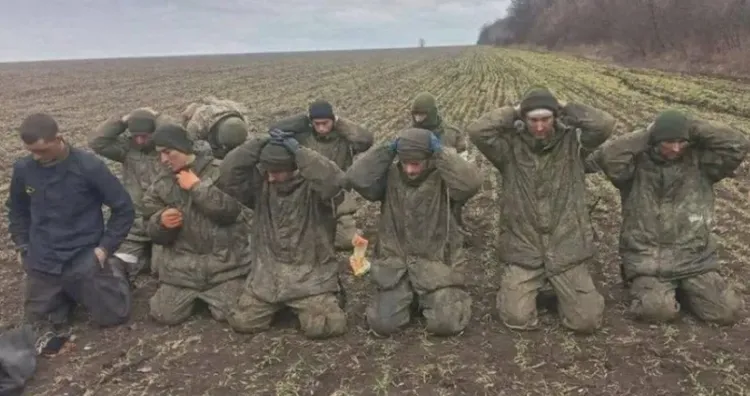 在烏克蘭戰場遭到烏軍俘虜的俄羅斯軍隊。翻攝twitter/UkraineDefenseMisnistry