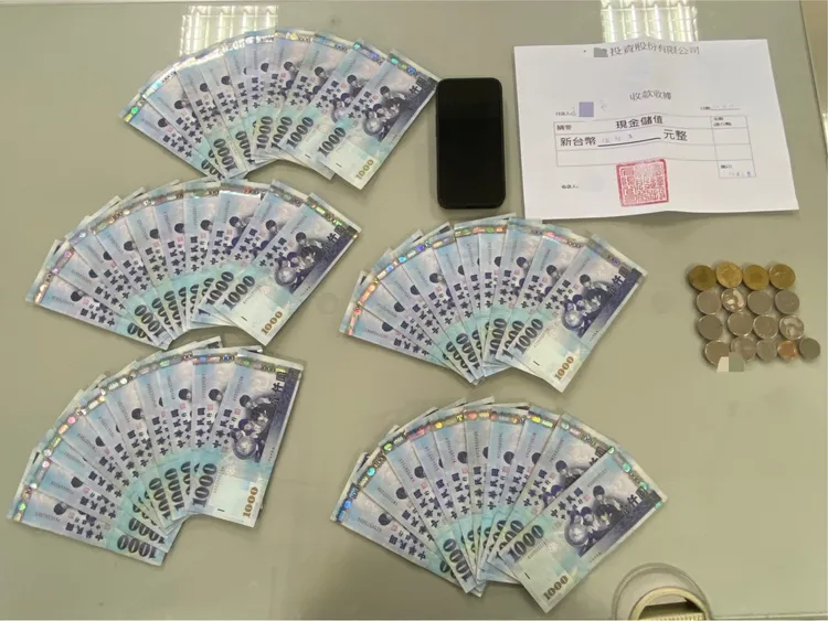 警方起獲贓款及手機等證物。林口警分局提供