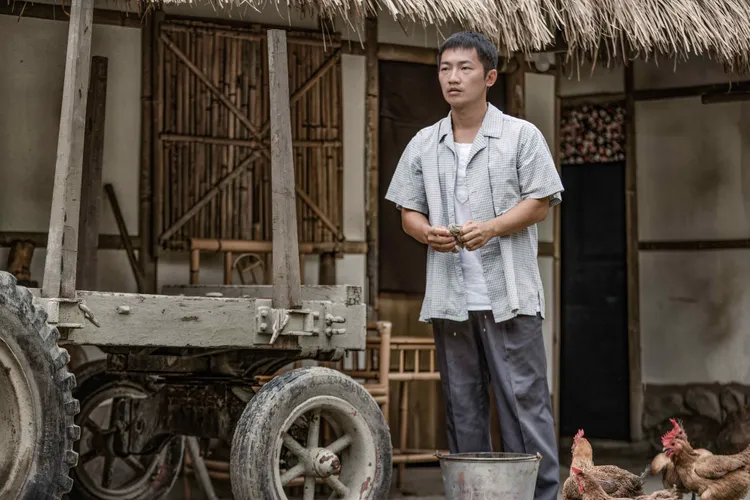 蔡昌憲為戲獻唱插曲《戆戆相對看》，歌詞創作來自拍攝期間他幫「阿發」寫的日記。公視、禾豐製作提供