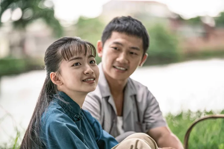 喬湲媛（左）演出「招弟」是出身底層的艱苦人，她將奶奶的真實人生經歷帶入角色。公視、禾豐製作提供