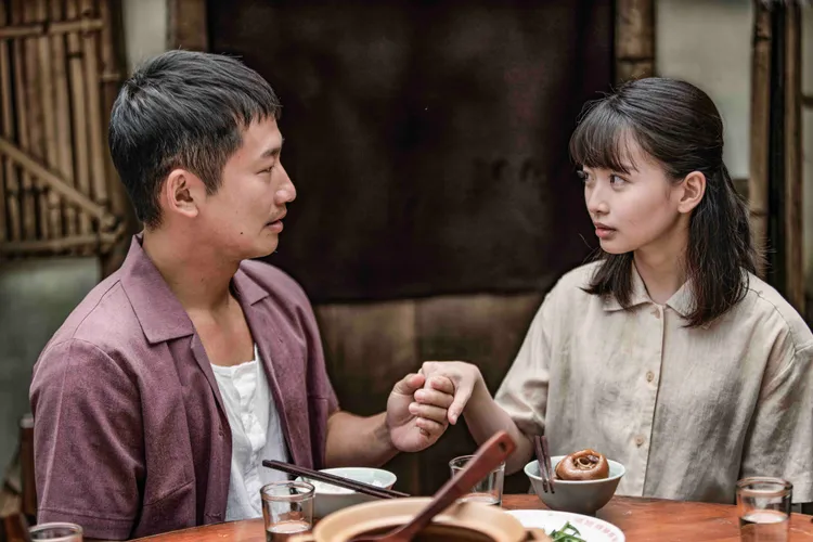 蔡昌憲（左）與喬湲媛劇中在親友面前互許終身，成為開播以來收視最高的橋段。公視、禾豐製作提供