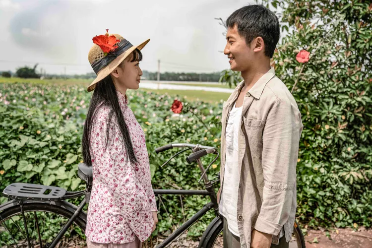 蔡昌憲（右）笑稱與喬湲媛靠「身高」優勢，第一次搭檔演出就默契十足。公視、禾豐製作提供