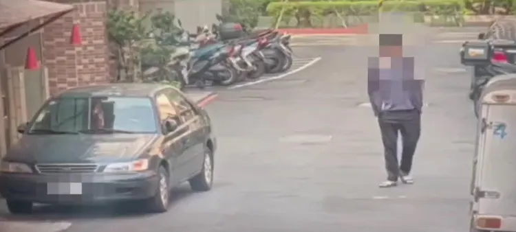 張男從超商偷酒後，將贓物藏於外套裡。翻攝畫面