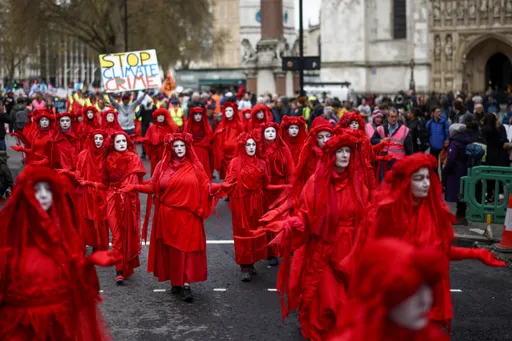 圖多|世界地球日群魔「大行動」 3萬人倫敦街頭怒吼