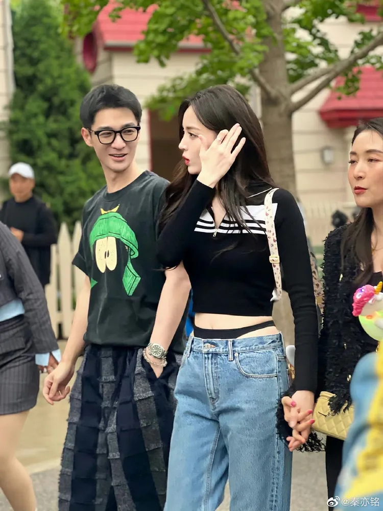 古力娜扎出遊裝扮悠閒中帶性感。翻攝秦亦銘微博