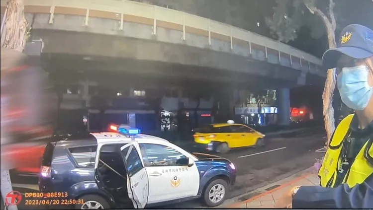 警方趕來超商，制止駱男脫序的拒動。翻攝畫面