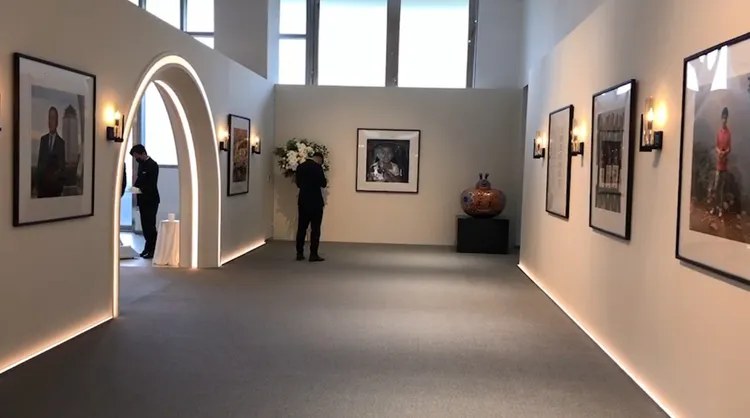 會場走廊左右兩側擺放多幅李世聰年少成長的回憶，營造出「時光走廊」的意象。高鈞麟攝