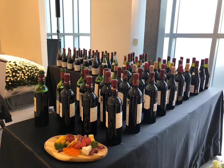 弔唁會場旁特別擺放1張典雅的總裁椅與各式美酒，呈現李世聰生前與摯友們會晤相聚時，輕鬆的氛圍。高鈞麟攝