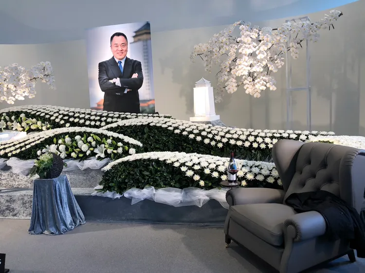 會場旁特別擺放1張典雅的總裁椅，呈現李世聰生前與摯友們會晤相聚時，輕鬆的氛圍。高鈞麟攝