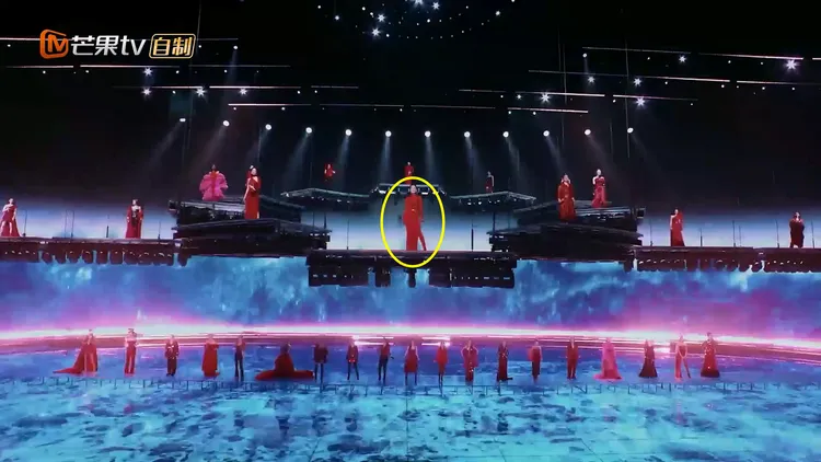 Ella（黃圈處）最後站C位。翻攝乘風2023微博