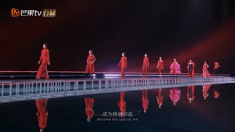 賈靜雯（左）率姐姐們走秀。翻攝乘風2023微博