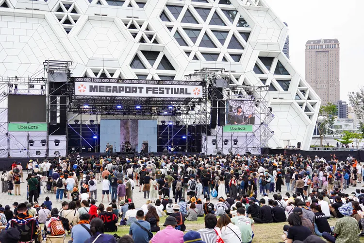 高流海風廣場女神龍舞台大批歌迷祭。市府提供