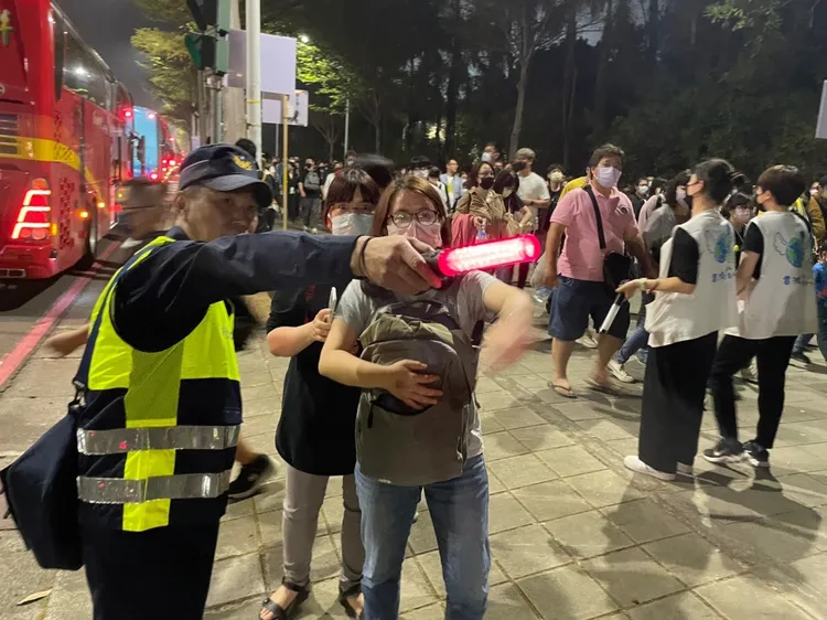 交警現場疏運人潮。市府提供