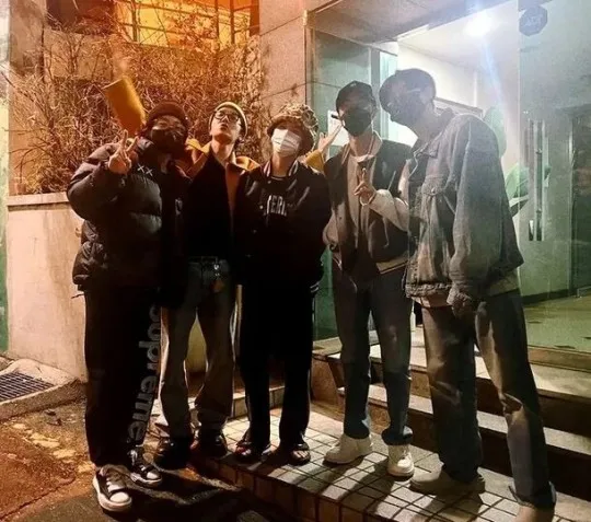 JIN（右二）上月底軍中放假，跟BTS成員聚餐，V和智旻因先行離開，沒有一起合照。翻攝SUGA IG