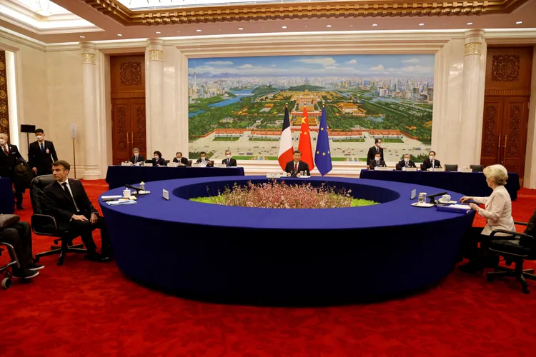 馬克宏（左起）、習近平、范德賴恩舉行三方會談。路透社