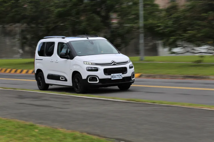 由於少了一截車長負擔，Berlingo短軸車型行路感在呈現既有紮實、穩健的特質之外，在操控反應上確實也多了份靈活。林浩昇攝