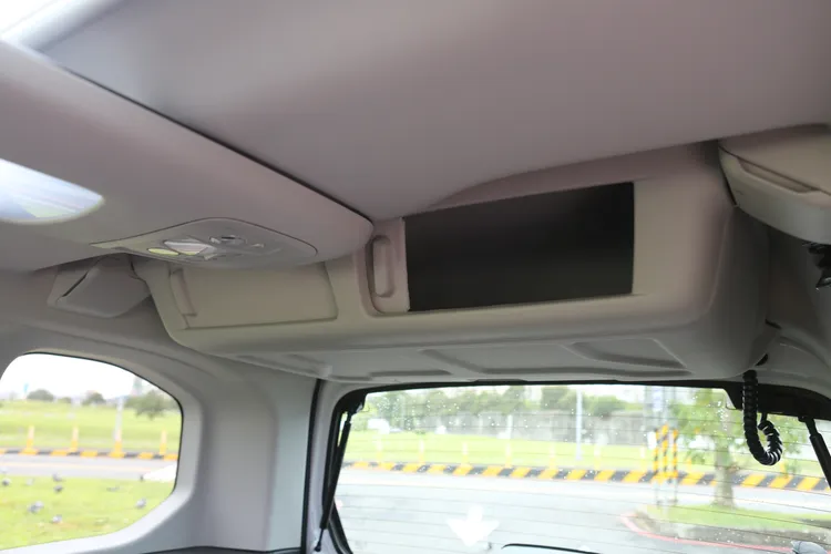 五人座車型在後方附有容積不小的頂置式儲物箱，能收納出遊用品甚至是小孩的玩具。林浩昇攝