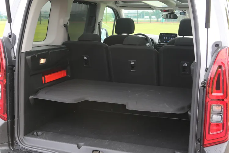 行李廂容積雖然較長軸版縮水一些，但標準容積仍有1350公升，加上方正的車體設計，仍是有不小肚量。林浩昇攝