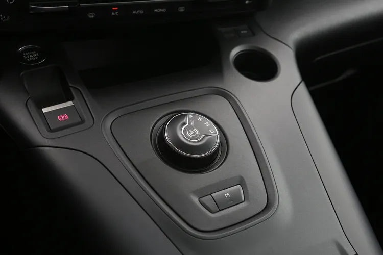 旋鈕式操作的8速手自排變速箱，另在方向盤也附有換檔撥片。林浩昇攝