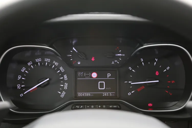 儀表版為傳統雙圓指針搭配中央液晶顯示幕，設計簡約但資訊辨識度出色。林浩昇攝