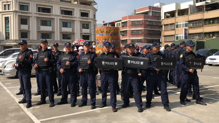 彰化警方動員優勢警力，全力維護大甲媽祖遶境安全，並防止搶轎衝突事件發生。警方提供