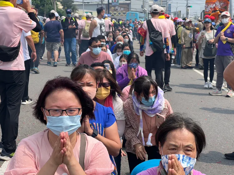 信眾跪地等候鑽轎底，讀者提供