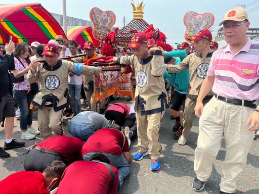 大甲媽遶境信眾「報復性」鑽轎底 行程延誤4小時!今晚駐駕西螺福興宮