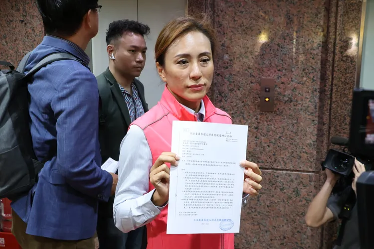 郭貞慧秀出手中的檢舉函。鄭孟晃攝
