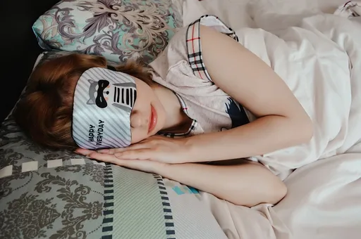 她睡覺要男友撫摸這裡助眠　他「滑進去」挨告性侵！她提告又後悔了