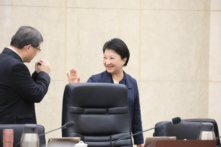 盧秀燕今天上午到行政院參加院會。市府提供