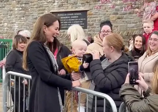 1歲娃「劫」走凱特王妃2.6萬名牌包   她暖心讓他玩到飽