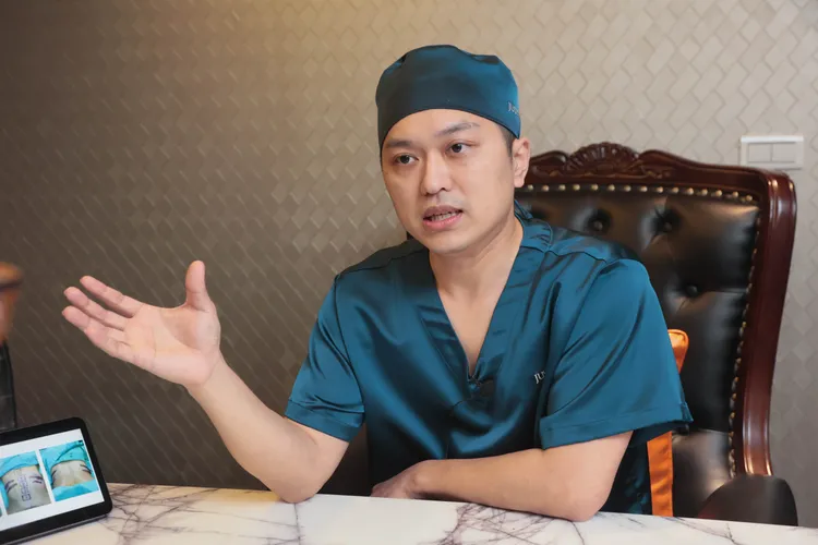 邱彥豪說明浮肋截除術作法。彭欣偉攝