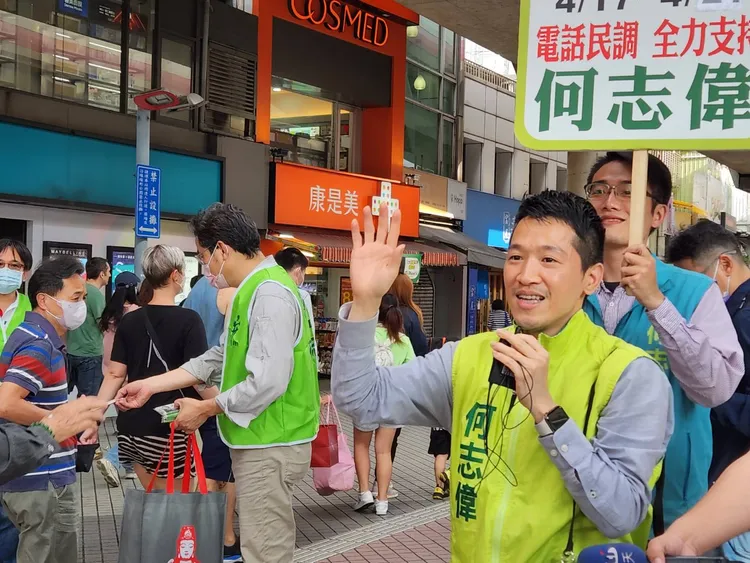 士林大同選區黨內民調17日即將展開，何志偉掃街固票。施智齡攝