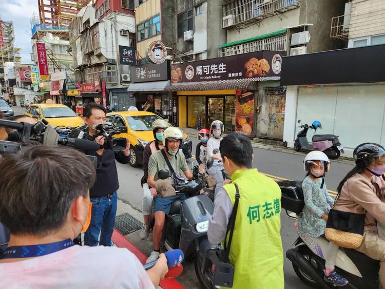 騎車經過的民眾替何志偉加油打氣。