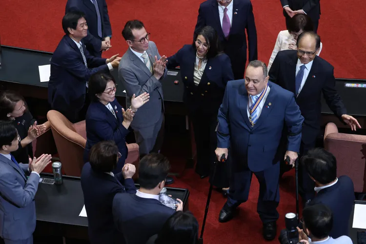 賈麥岱入場獲各黨立委熱烈掌聲歡迎。林林攝