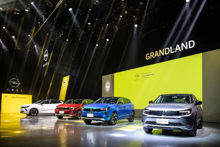 Opel Grandland 在外觀上提供純粹白、極簡灰、直覺黑、自信紅與都會藍等5種全新車色。業者提供