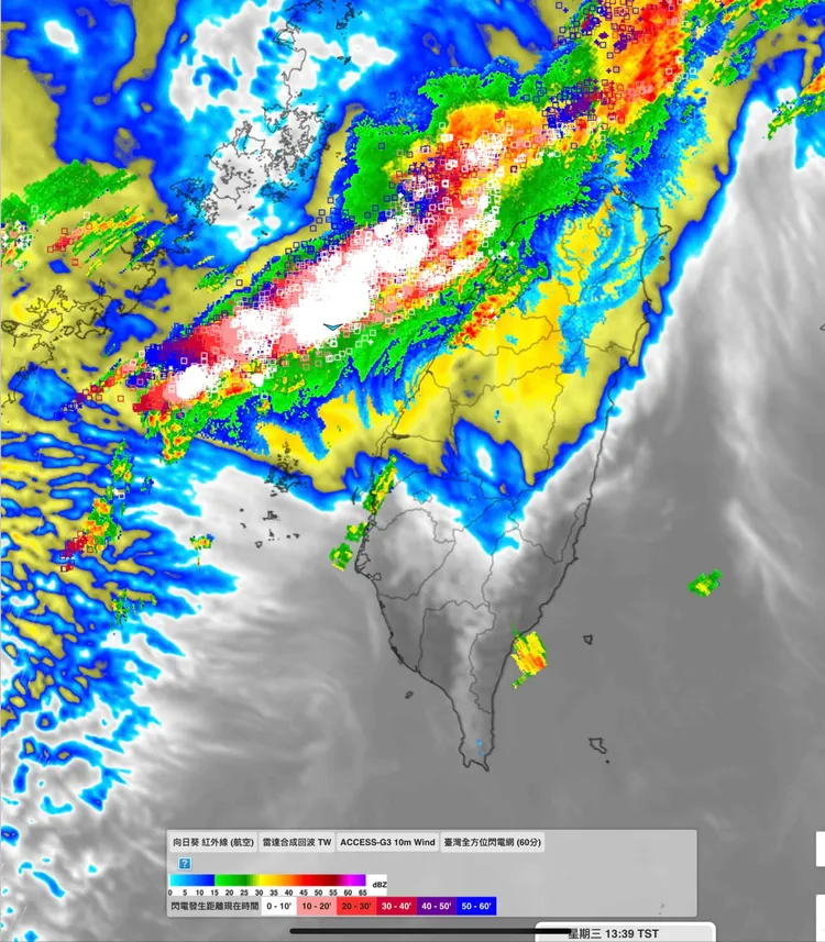 彭啟明提醒「雨帶接近中，今年目前最強一波，閃電旺盛！您有準備好了嗎？」翻攝自彭啟明臉書