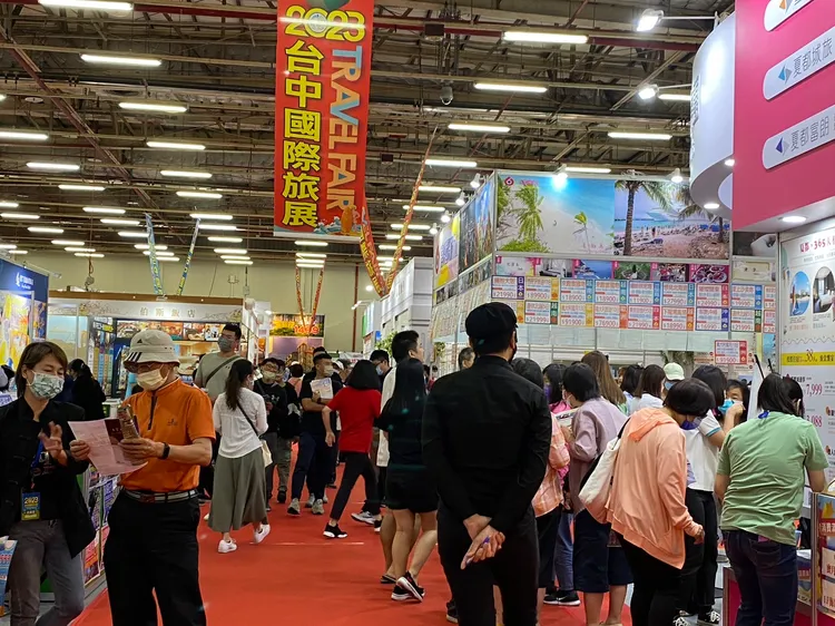 台中國際旅展上午登場，吸引大批民眾入場搶優惠。讀者提供