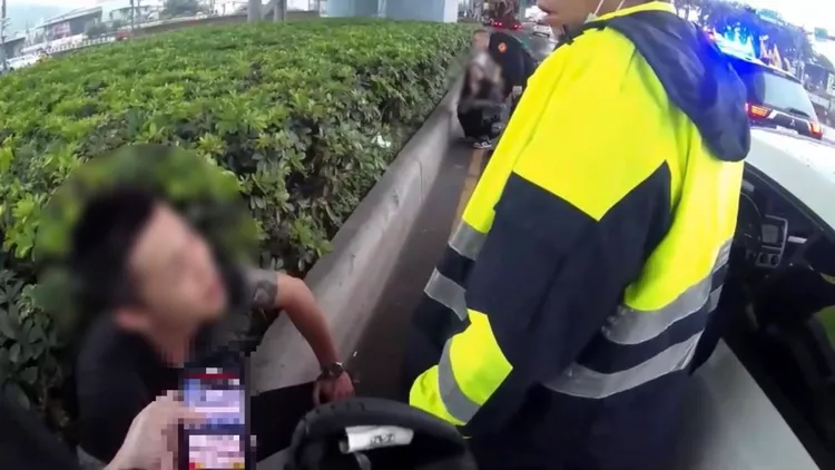 警方喝令李男下車受檢。新北市保大提供