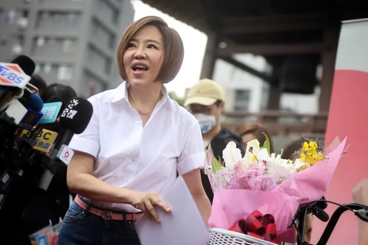 于美人舉手投足充滿自信，不過罕見帶稿面對媒體。林林攝