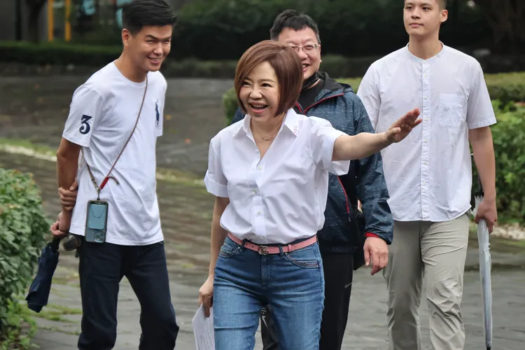 于美人上午穿著白襯衫和牛仔褲，一身輕便。林林攝