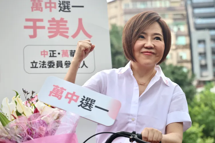 于美人決定以無黨之姿參選立委，自稱代表萬中選一黨。林林攝